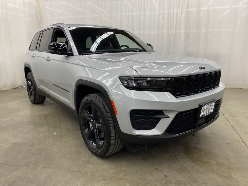 Used 2023 Jeep Grand Cherokee Altitude AWD/4WD image 8