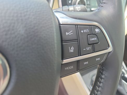 Used 2021 Toyota Highlander XLE FWD image 28