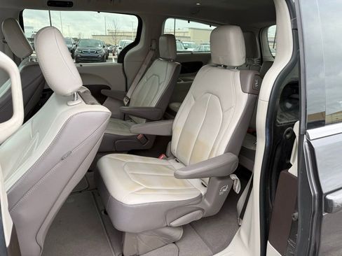Used 2017 Chrysler Pacifica Touring-L Plus w/ Tire & Wheel Group image 10