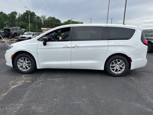 New 2026 Chrysler Pacifica Select FWD image 3