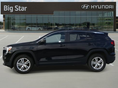 Used 2022 GMC Terrain SLE w/ Driver Convenience Package image 2