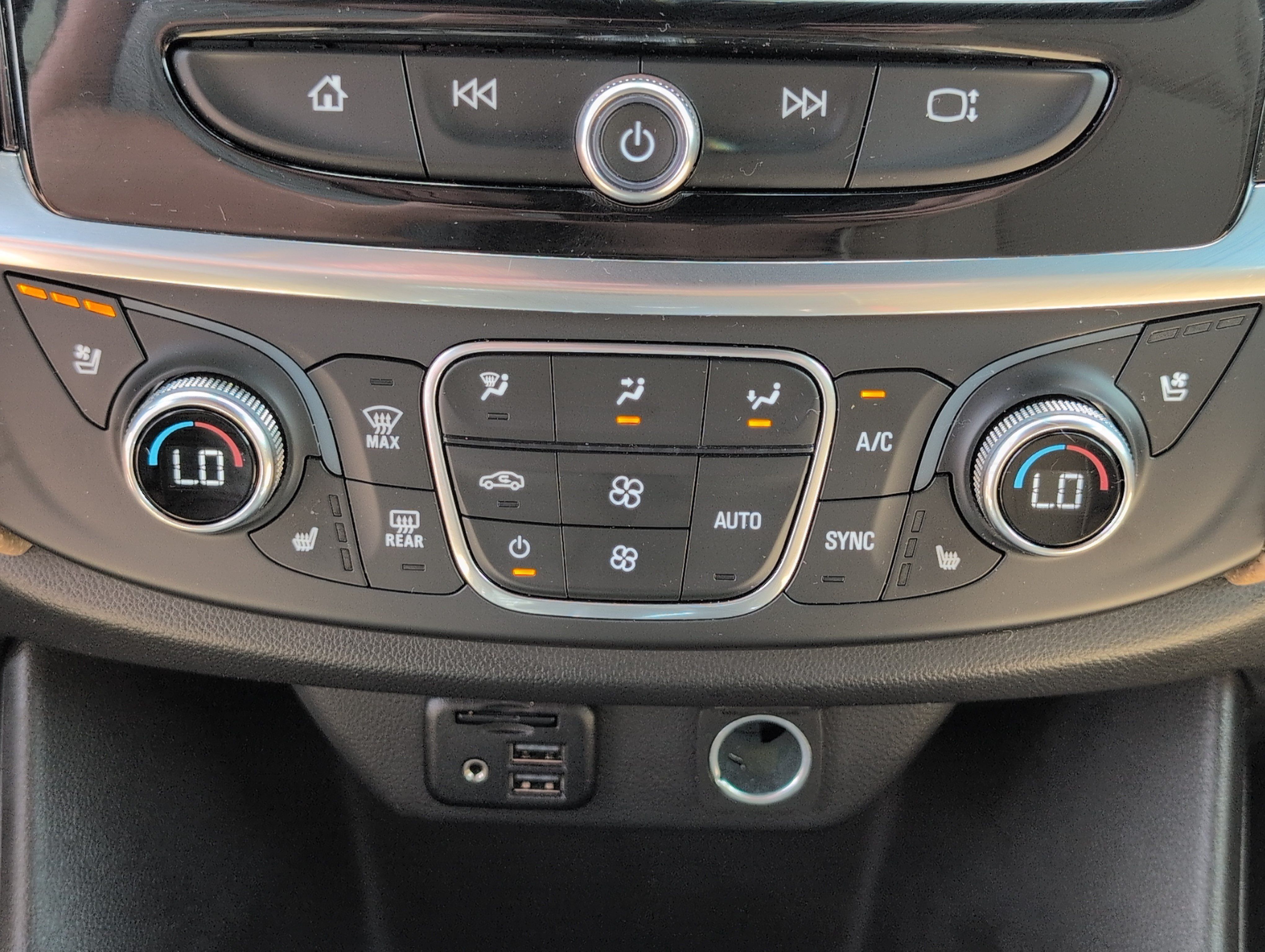 Used 2023 Chevrolet Traverse Premier FWD image 20