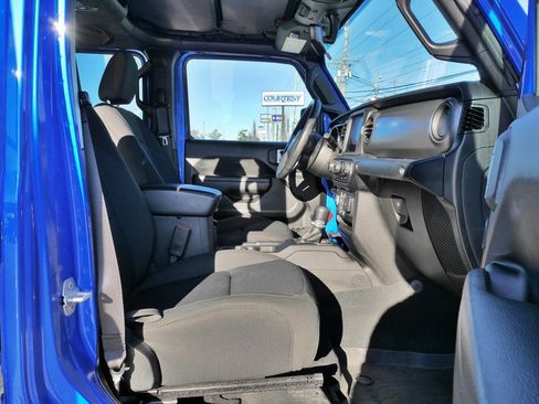 Used 2022 Jeep Gladiator Willys image 12