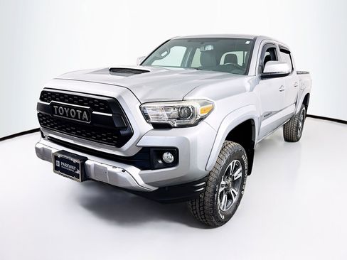 Used 2017 Toyota Tacoma TRD Sport w/ Premium & Technology Package image 3