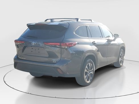 Used 2022 Toyota Highlander XLE image 3