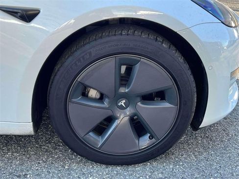Used 2022 Tesla Model 3 Standard Range image 10