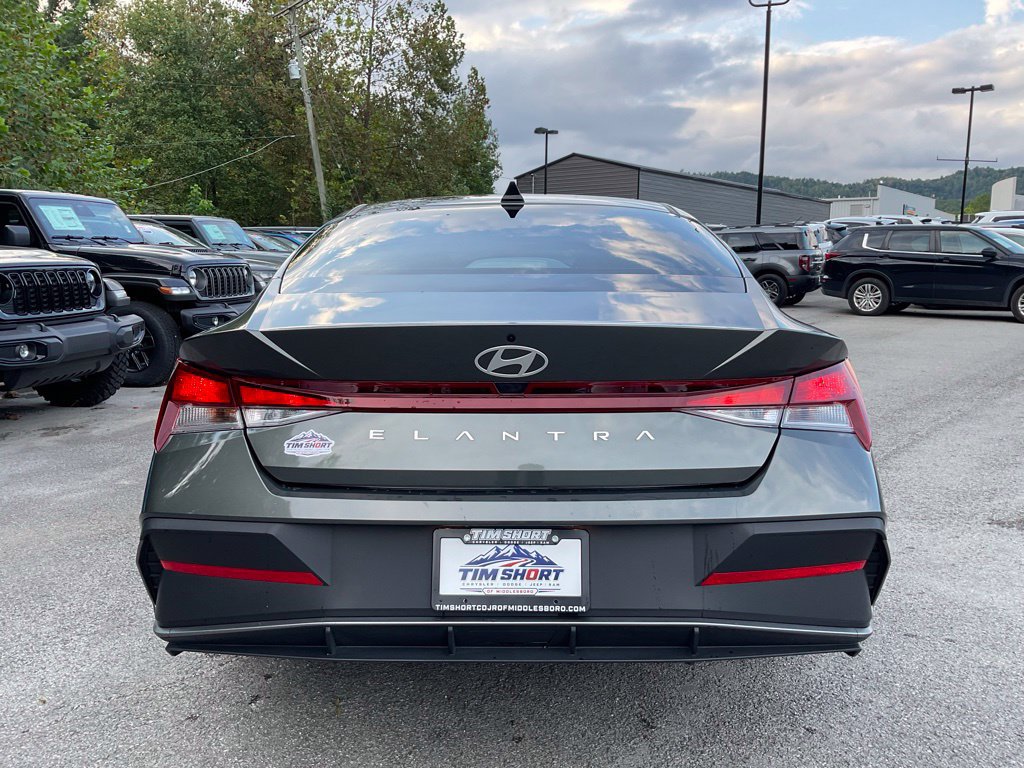 Used 2026 Hyundai Elantra SE w/ Cargo Package FWD image 5