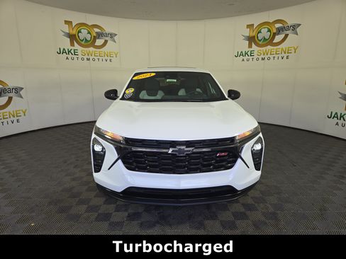 Certified 2024 Chevrolet Trax RS w/ Sunroof Package FWD image 2