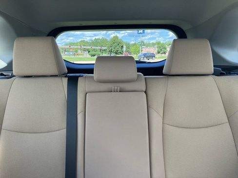 Used 2021 Toyota RAV4 LE FWD image 17