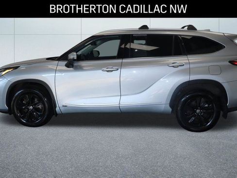 Used 2022 Toyota Highlander XLE AWD/4WD image 2