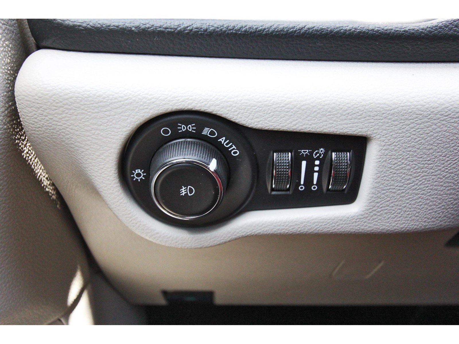 Used 2023 Chrysler Pacifica Limited FWD image 21