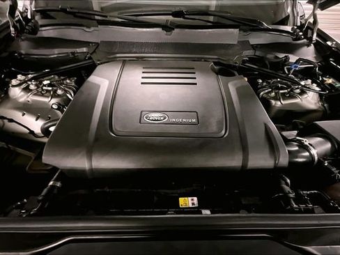 Certified 2025 Land Rover Discovery S image 9