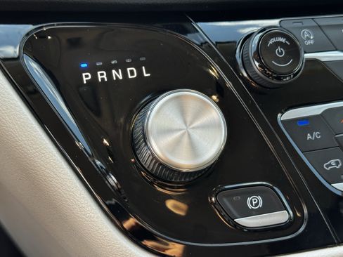 Used 2023 Chrysler Pacifica Touring-L FWD image 19