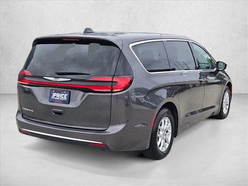 Used 2023 Chrysler Pacifica Touring-L FWD image 5