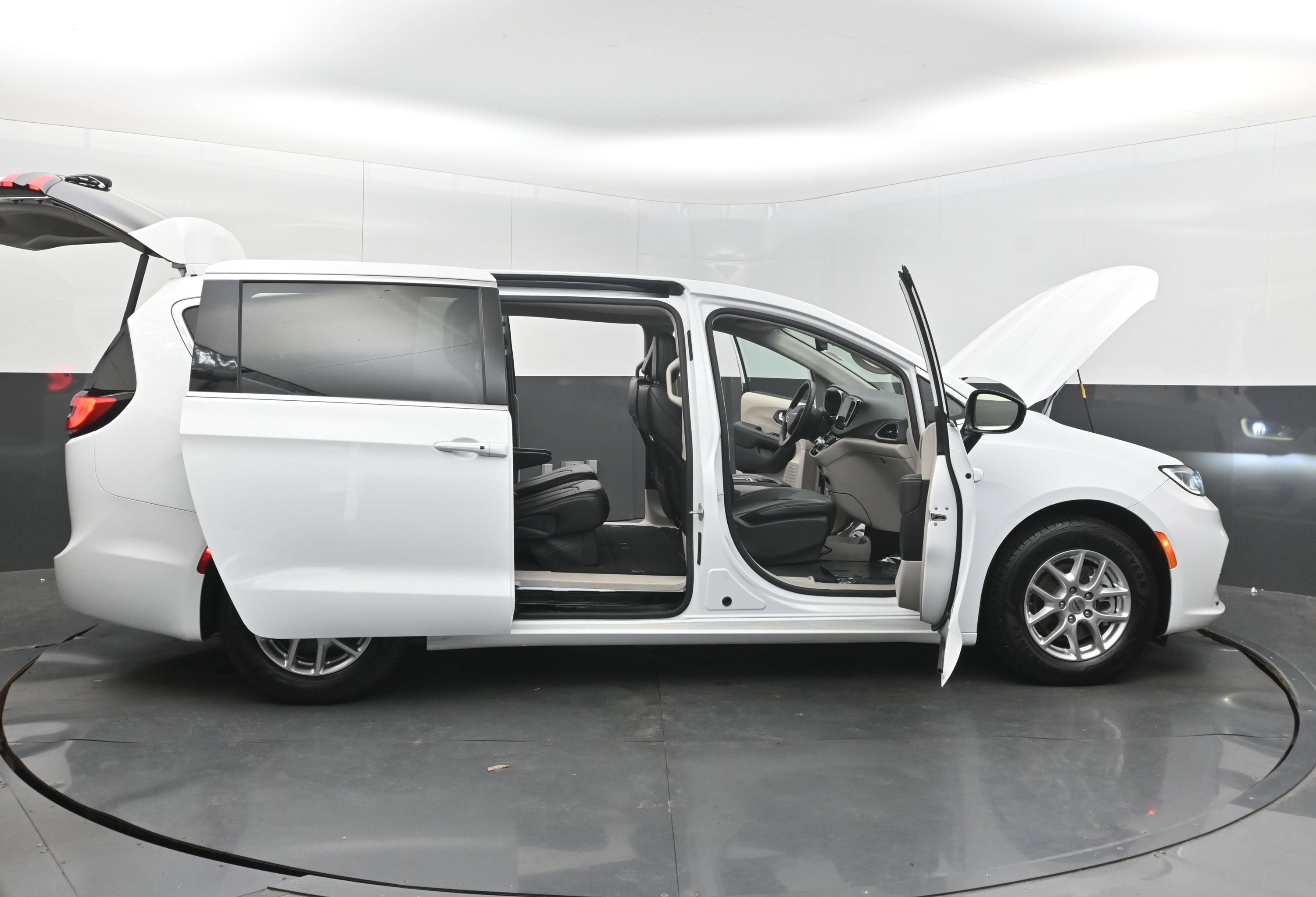 Used 2024 Chrysler Pacifica Touring-L FWD image 49