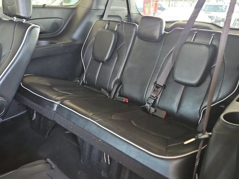 Used 2025 Chrysler Pacifica Limited FWD image 9