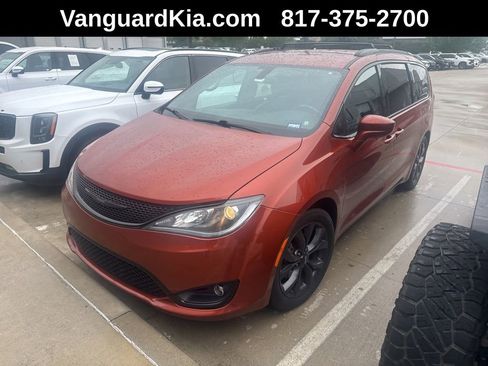 Used 2018 Chrysler Pacifica Touring-L w/ Premium Audio Group image 1