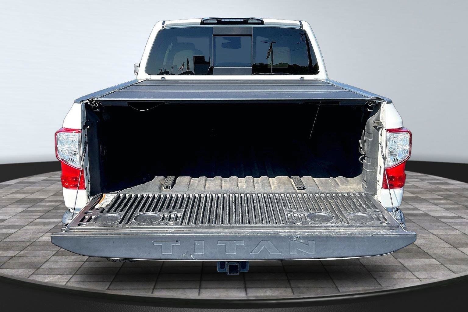Used 2018 Nissan Titan SL w/ Chrome Package AWD/4WD image 19