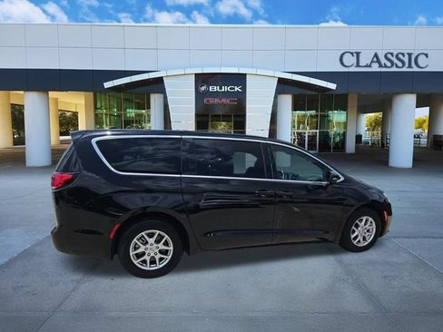 Used 2025 Chrysler Pacifica Select FWD image 9