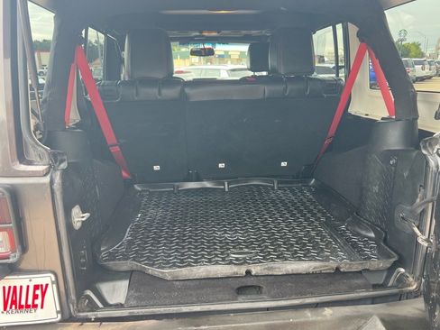 Used 2017 Jeep Wrangler Unlimited Rubicon image 6