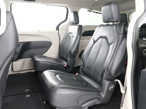 Used 2022 Chrysler Pacifica Touring-L FWD image 31