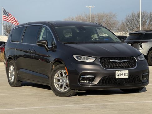 Used 2023 Chrysler Pacifica Touring-L image 2