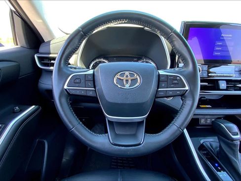 Used 2023 Toyota Highlander XLE image 6