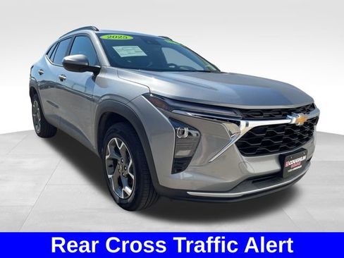 Used 2025 Chevrolet Trax LT w/ LT Convenience Package FWD image 7