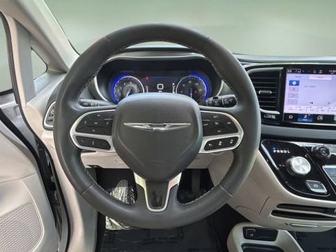 Used 2024 Chrysler Pacifica Touring-L FWD image 12