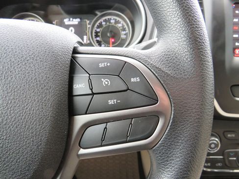 Used 2019 Jeep Cherokee Latitude w/ Popular Appearance Group image 17