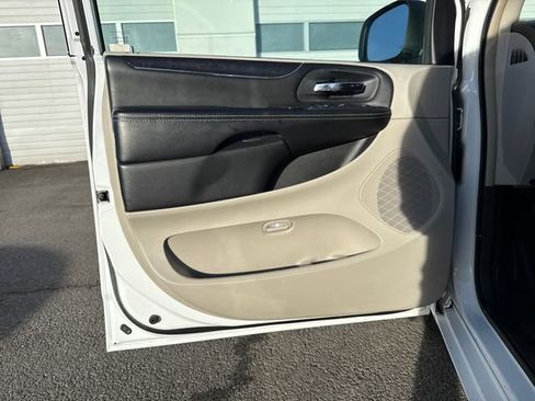 Used 2016 Chrysler Town & Country Touring image 19