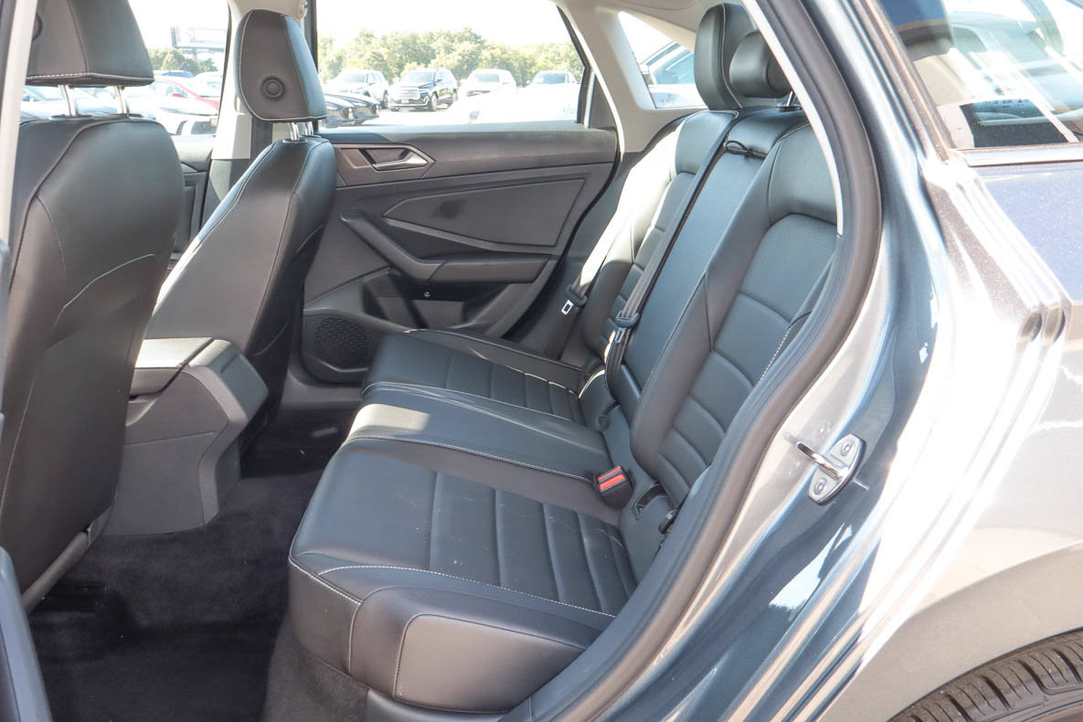 Used 2024 Volkswagen Jetta SE FWD image 8