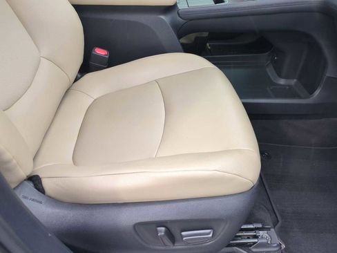 Used 2021 Toyota Sienna XLE FWD image 27