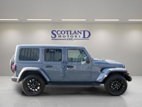 Used 2025 Jeep Wrangler Sahara image 5
