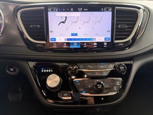 New 2026 Chrysler Pacifica Select AWD/4WD image 18