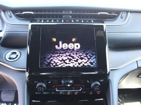 Used 2025 Jeep Grand Cherokee Altitude RWD image 21