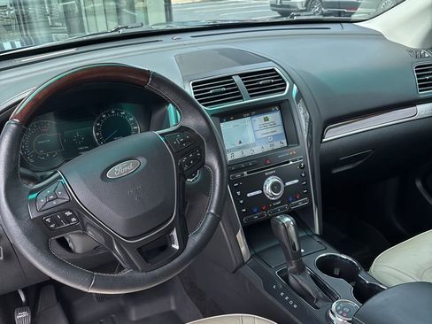 Used 2018 Ford Explorer Platinum AWD/4WD image 2