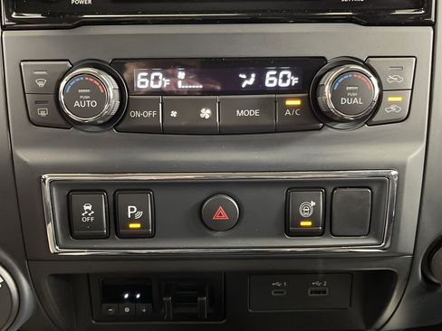 Used 2024 Nissan Titan SV w/ SV Convenience Package image 25