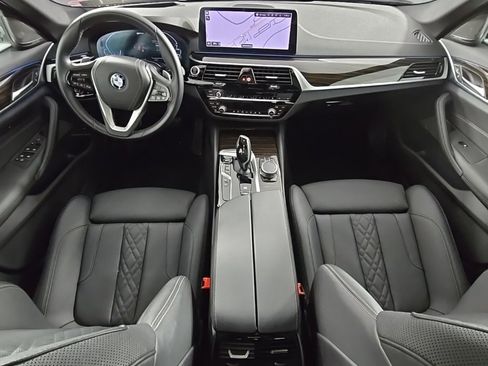 Used 2023 BMW 530e xDrive w/ Premium Package image 18