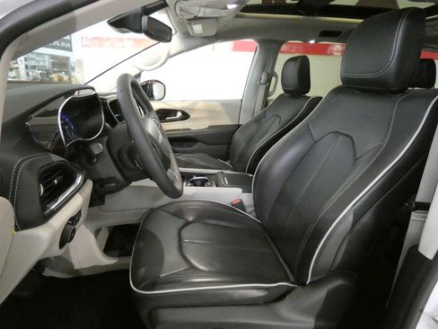 Used 2024 Chrysler Pacifica Limited w/ Trailer Tow Group FWD image 9