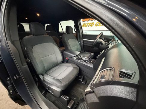 Used 2017 Ford Explorer XLT w/ XLT Technology Feature Bundle AWD/4WD image 19