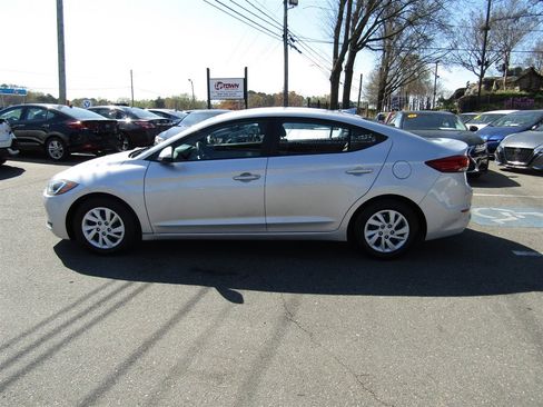 Used 2017 Hyundai Elantra SE w/ Cargo Package image 4