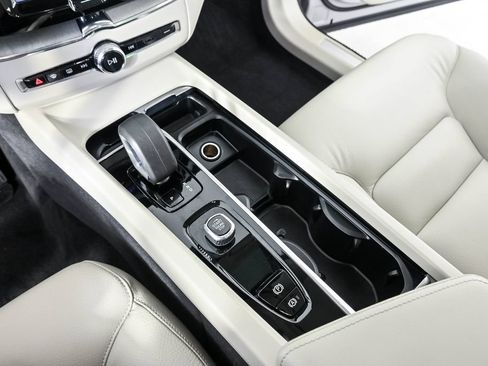 Certified 2024 Volvo XC60 B5 Plus AWD/4WD image 18