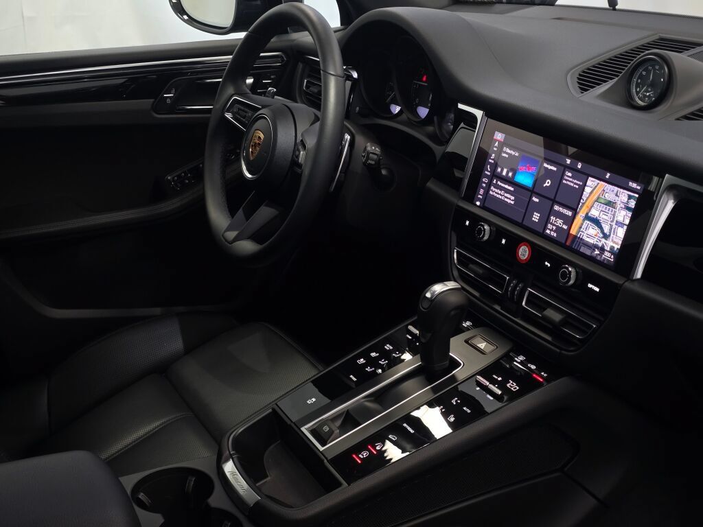 Certified 2025 Porsche Macan AWD/4WD image 29