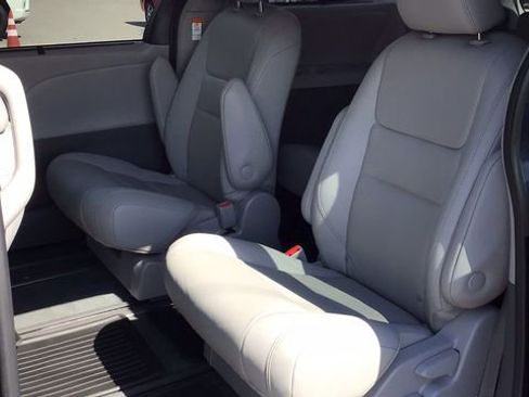 Used 2020 Toyota Sienna XLE image 13