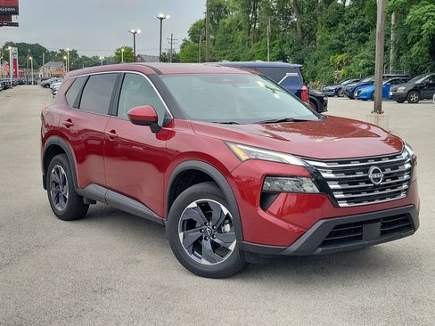 Used 2025 Nissan Rogue SV FWD image 1