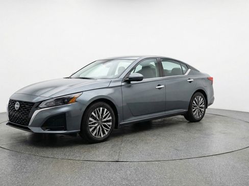 Used 2025 Nissan Altima 2.5 SV FWD image 3