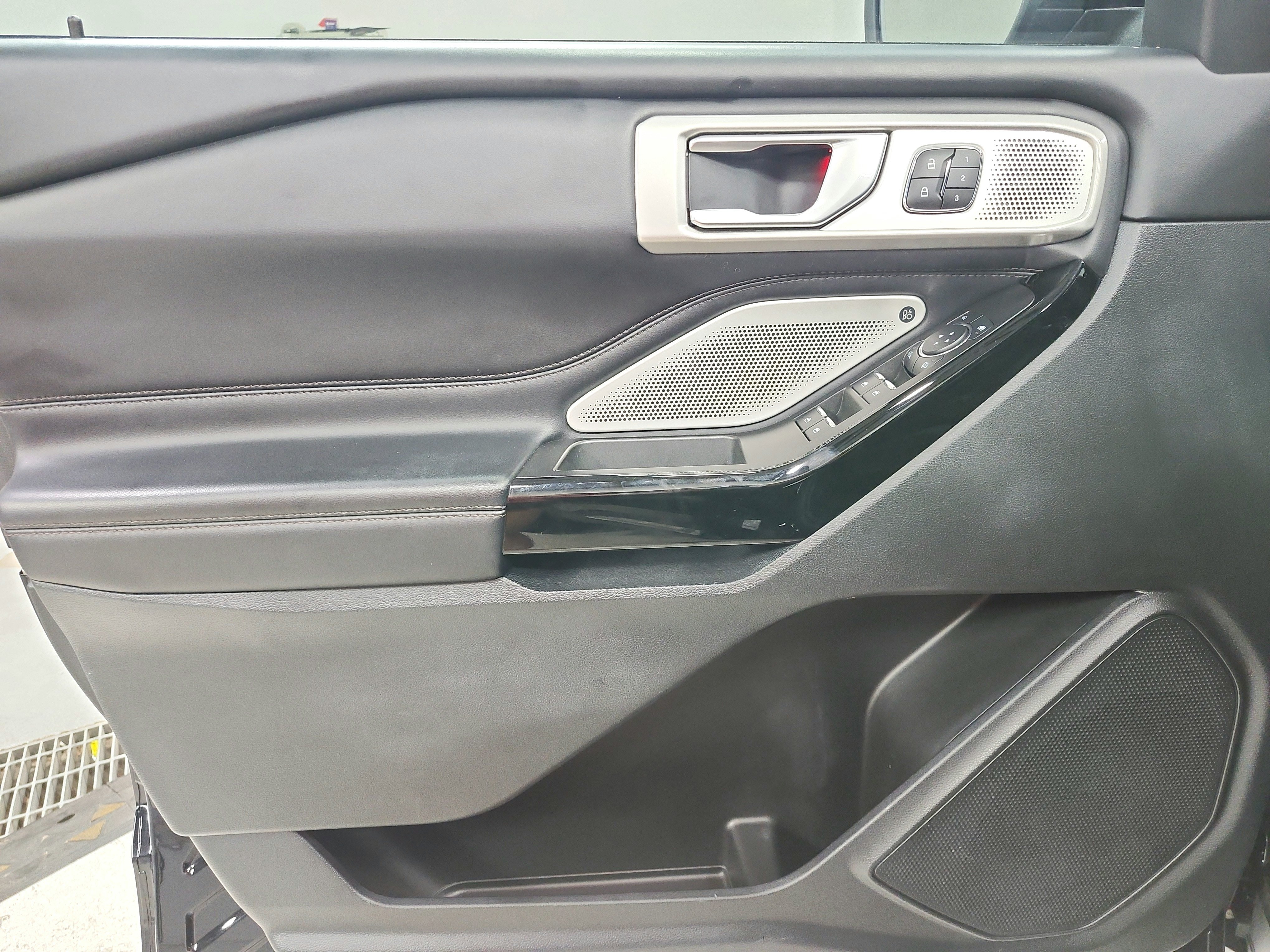 Used 2023 Ford Explorer Platinum w/ Technology Package AWD/4WD image 39