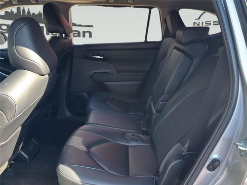 Used 2023 Toyota Highlander XLE AWD/4WD image 26