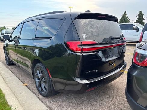Used 2023 Chrysler Pacifica Touring-L w/ Uconnect Theater Family Group AWD/4WD image 3